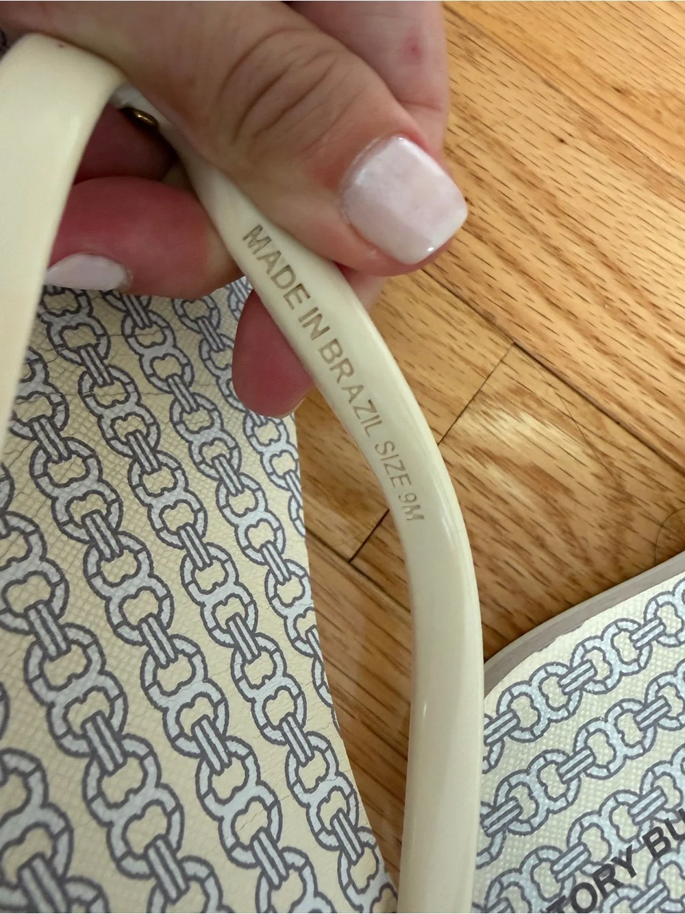 Tory Burch Logo Flip Flop Sandals Ivory Gray Chain Print Size 9